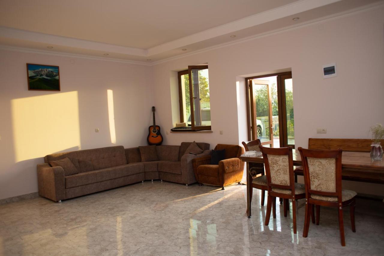 Apex Rest House Villa Yerevan Bagian luar foto